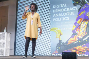 Nanjala Nyabola machte in ihrem Talk "What Tech Can't Fix" deutlich, dass digitaler Fortschritt kein Garant für freie, demokratische Gesellschaften ist. © Jan Michalko/re:publica