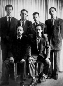 Die Führungs-Mitglieder der FLN vor dem Beginn der von ihnen befohlenen Revolution des 1. November 1954: Rabah Bitat, Mostefa Ben Boulaïd, Didouche Mourad, Mohammed Boudiaf (hinten v. l. n. r.), Belkacem Krim, Larbi Ben M'Hidi (vorne v. l. n. r.)