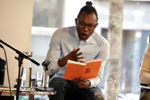 Fiston Mwanza Mujila bei einer Veranstaltung zu "Sprache als Spiel" © Herby Sachs