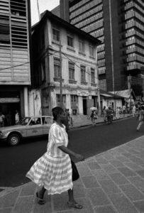 Akinbode Akinbiyi, Lagos Island, Lagos, 1988 Aus der Serie Lagos: All Roads Fotografie: © Akinbode Akinbiyi