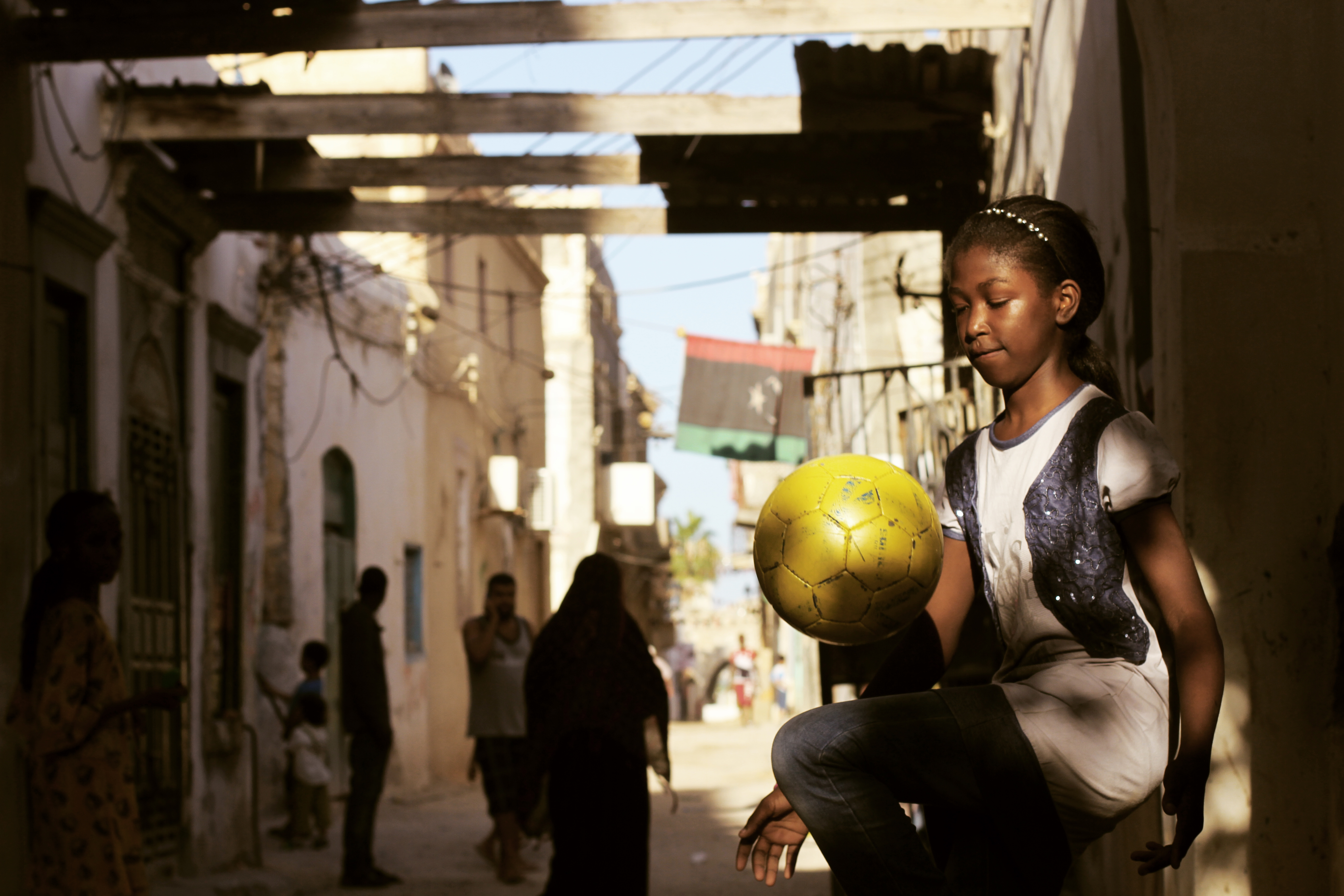 In ihrer Dokumentation "Freedom Fields" begleitet Regisseurin Naziha Arebi das Leben von drei Spielerinnen der libyschen Frauenfußball-Nationalmannschaft über mehrere Jahre, zwischen Hoffnung, Angst und dem Kampf um Akzeptanz. ©ALFILM