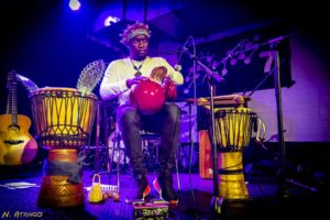 Beim ersten Konzert des diesjährigen Kenako erlebt ihr die Djembe-Kunst von Venant Ntiomo 