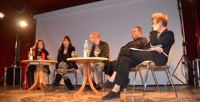 Podiumsdiskussion nach der Filmvorführung im Roten Salon.