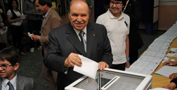 Der algerische Präsident Abdelaziz Bouteflika an der Wahlurne