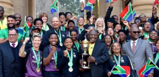 Zusammen mit dem südafrikanischen Präsidenten Ramaphosa feierte das Siegerteam am 27. Juli ihren Titel. © GovernmentZA, Photo: GCIS, Flickr.