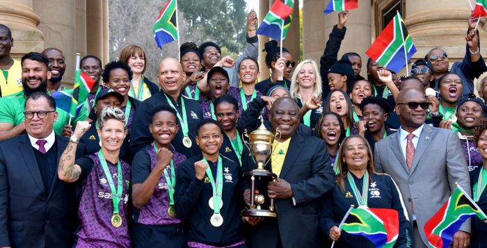 Zusammen mit dem südafrikanischen Präsidenten Ramaphosa feierte das Siegerteam am 27. Juli ihren Titel. © GovernmentZA, Photo: GCIS, Flickr.