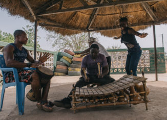 Die Band gemeinsam mit der Musikerin Wiyaala in Ghana. © Isaac Birituro & The Rail Abandon