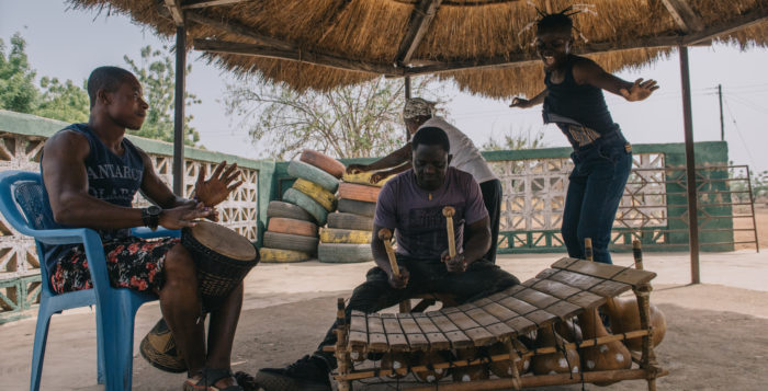 Die Band gemeinsam mit der Musikerin Wiyaala in Ghana. © Isaac Birituro & The Rail Abandon