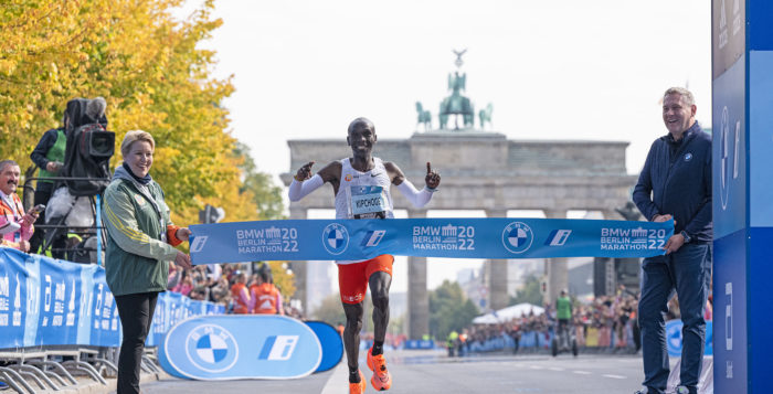 Kipchoge gewann bereits 15 von seinen 17 offiziellen Marathonläufen und stellte im Rahmen des diesjährigen Berlin Marathons einen Weltrekord auf. © SCC EVENTS/camera4_Tilo Wiedensohler