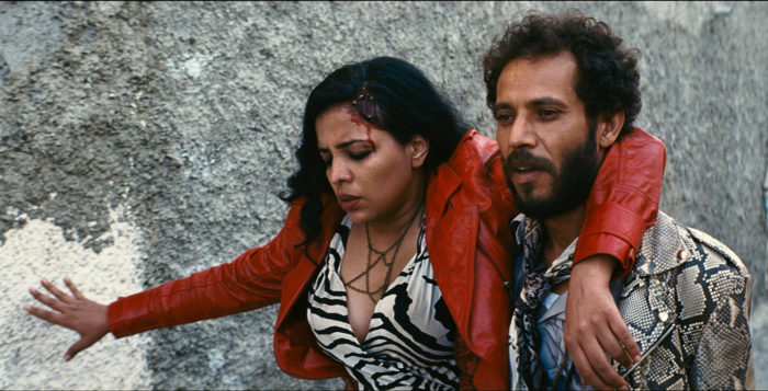 Khansa Batma (li.) und Ahmed Hammoud (re.) sind in dem Film Zanka Contact auf der Flucht aus der Unterwelt Casablancas. © AFRIKAMERA 2022