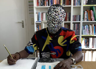 Bei einem persönlichen Gesrpäch mit LoNam gewährt Rio Diallo Einblick in seine Arbeiten. © Michelle Sandfuchs