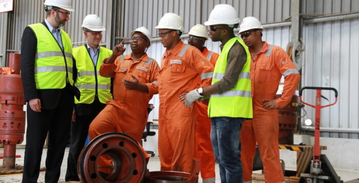 Mitarbeiter in der Erdölgewinnung in Angola © Ragnhild H. Simenstad, Flickr, CC BY-ND 2.0 Deed